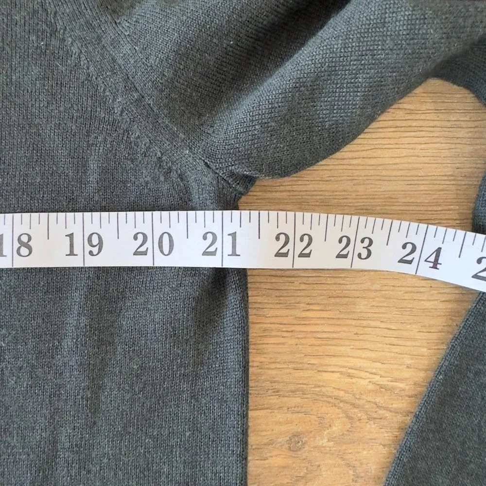 Banana Republic Mens L Extra Fine Italian Merino Wool V-Neck Sweater Gray Green